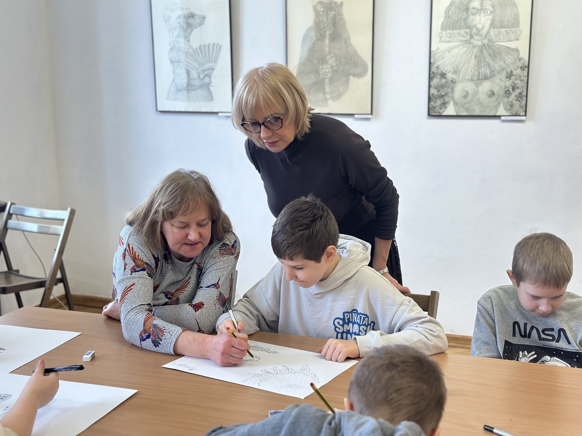 Autorka wystawy, Elżbieta Dudek, poprowadzi warsztaty plastyczne pt. „Między ciszą a linią”.