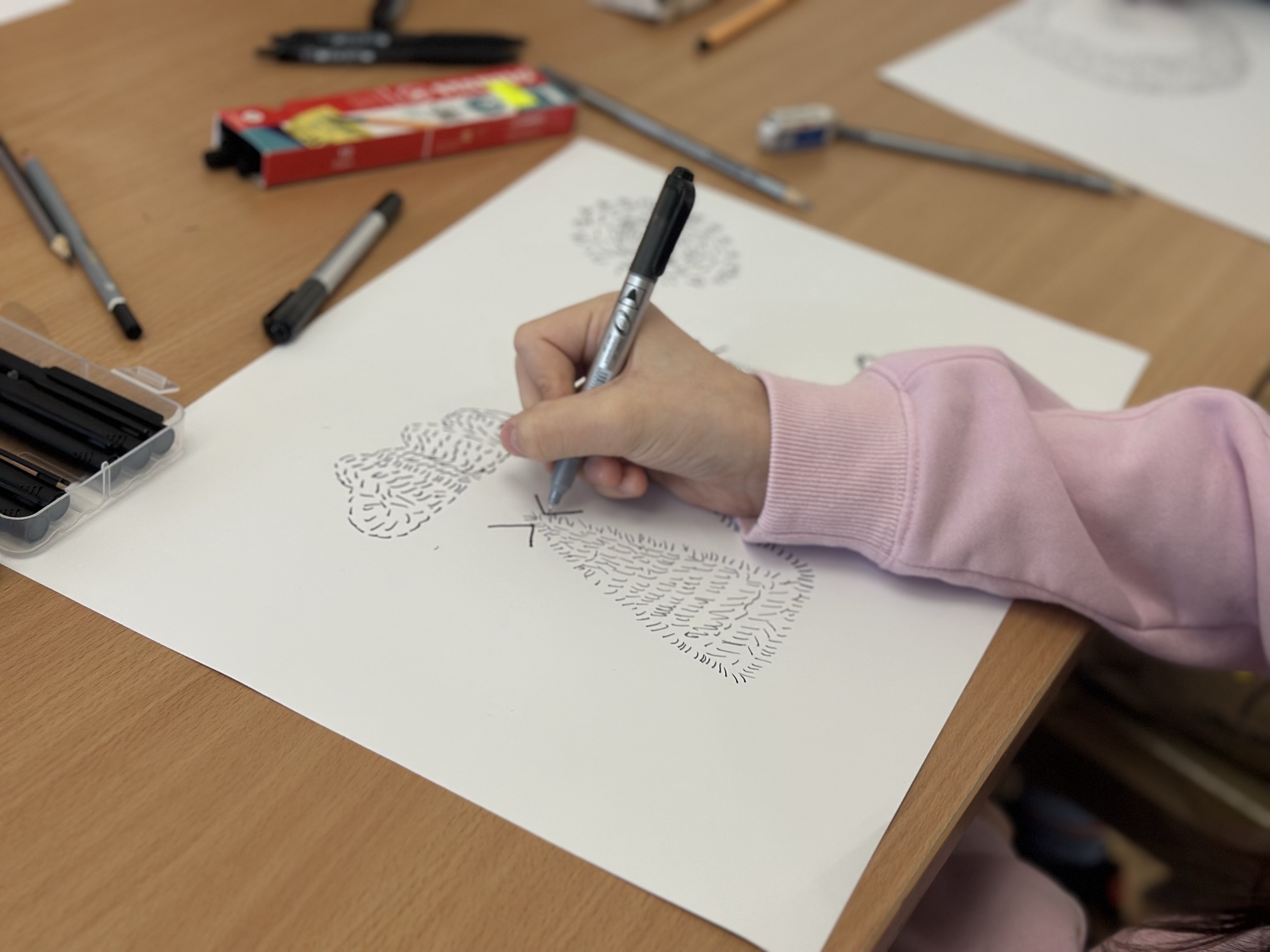 Autorka wystawy, Elżbieta Dudek, poprowadzi warsztaty plastyczne pt. „Między ciszą a linią”.