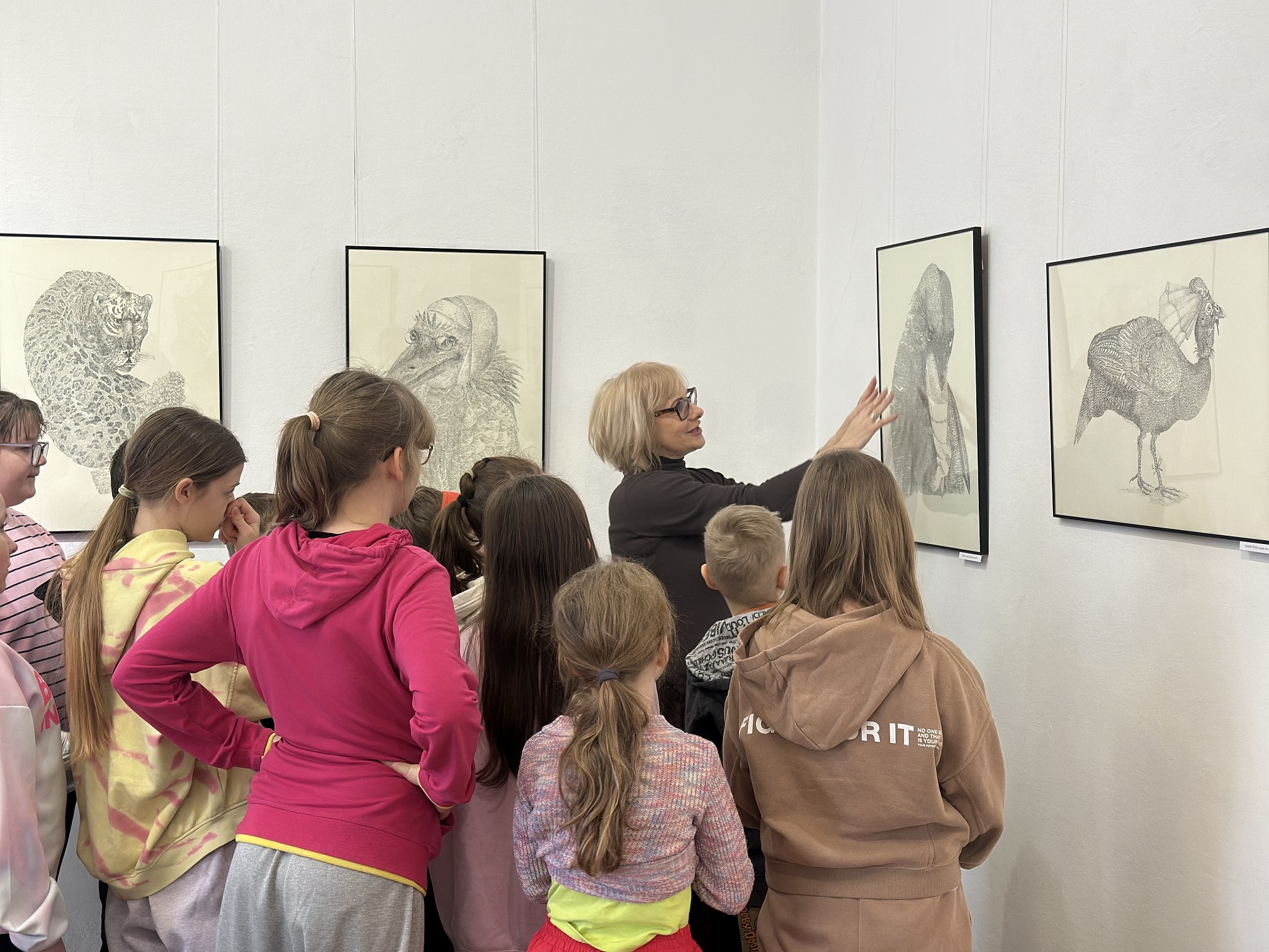 Autorka wystawy, Elżbieta Dudek, poprowadzi warsztaty plastyczne pt. „Między ciszą a linią”.