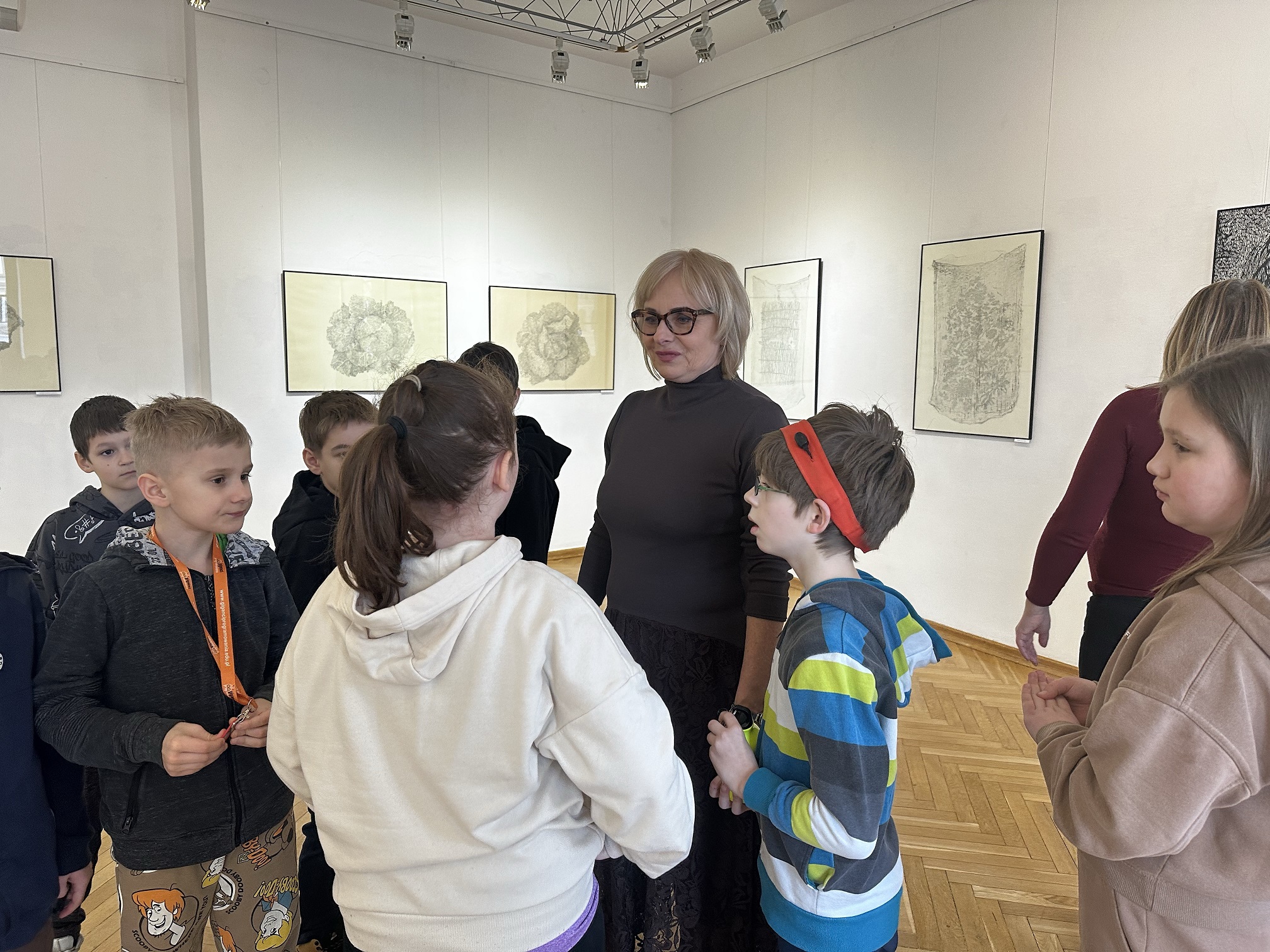 Autorka wystawy, Elżbieta Dudek, poprowadzi warsztaty plastyczne pt. „Między ciszą a linią”.