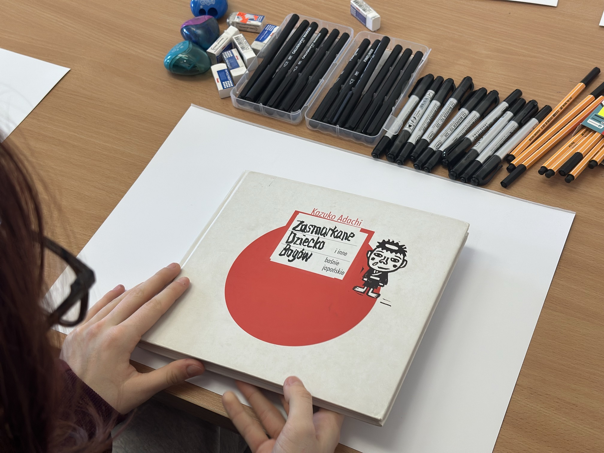 Autorka wystawy, Elżbieta Dudek, poprowadzi warsztaty plastyczne pt. „Między ciszą a linią”.