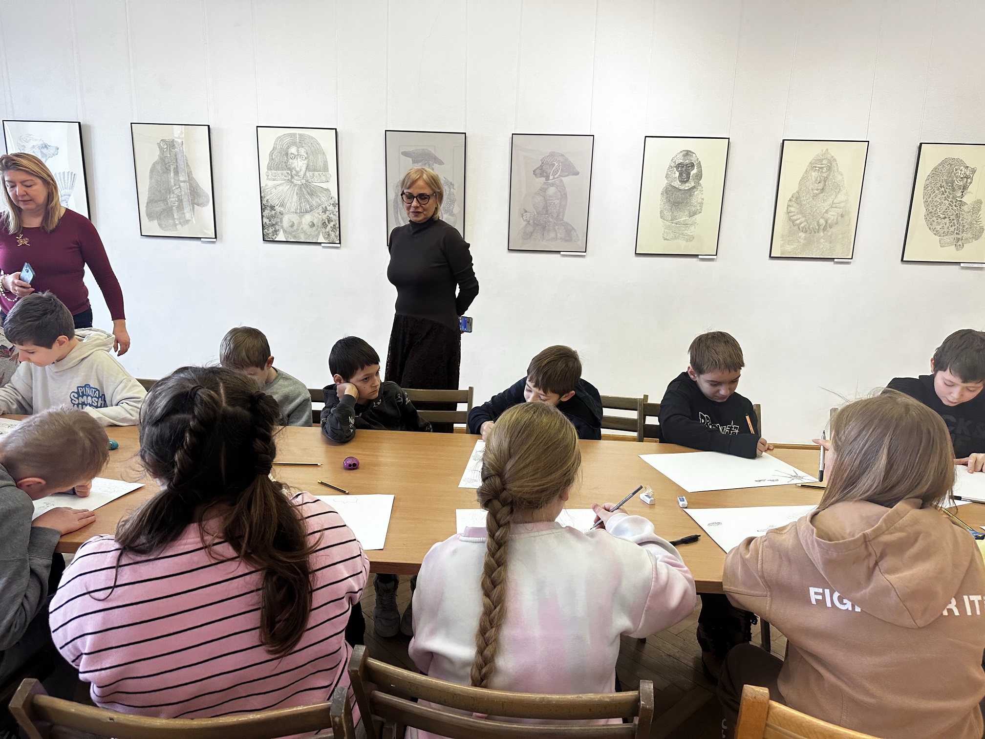 Autorka wystawy, Elżbieta Dudek, poprowadzi warsztaty plastyczne pt. „Między ciszą a linią”.