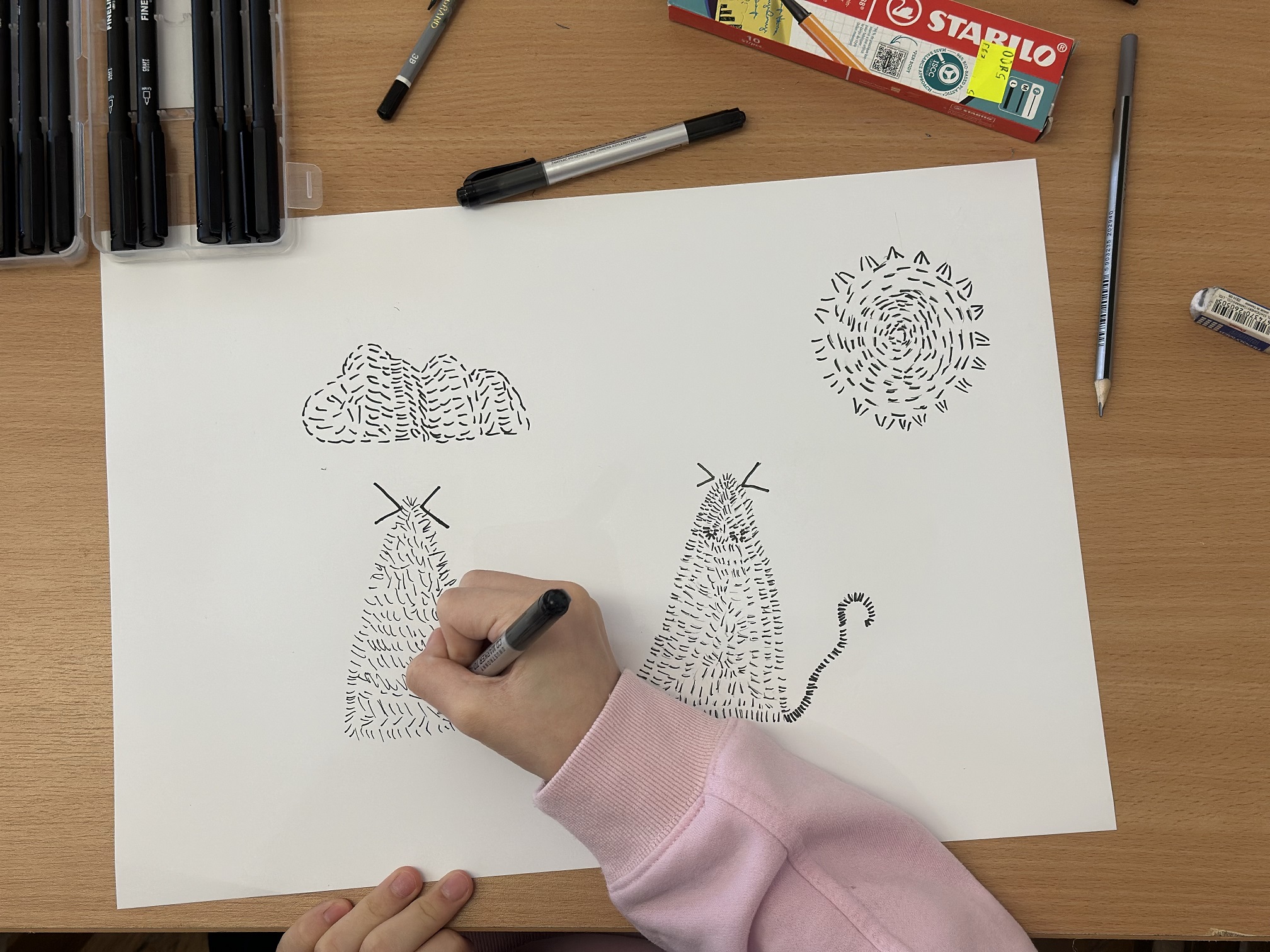 Autorka wystawy, Elżbieta Dudek, poprowadzi warsztaty plastyczne pt. „Między ciszą a linią”.