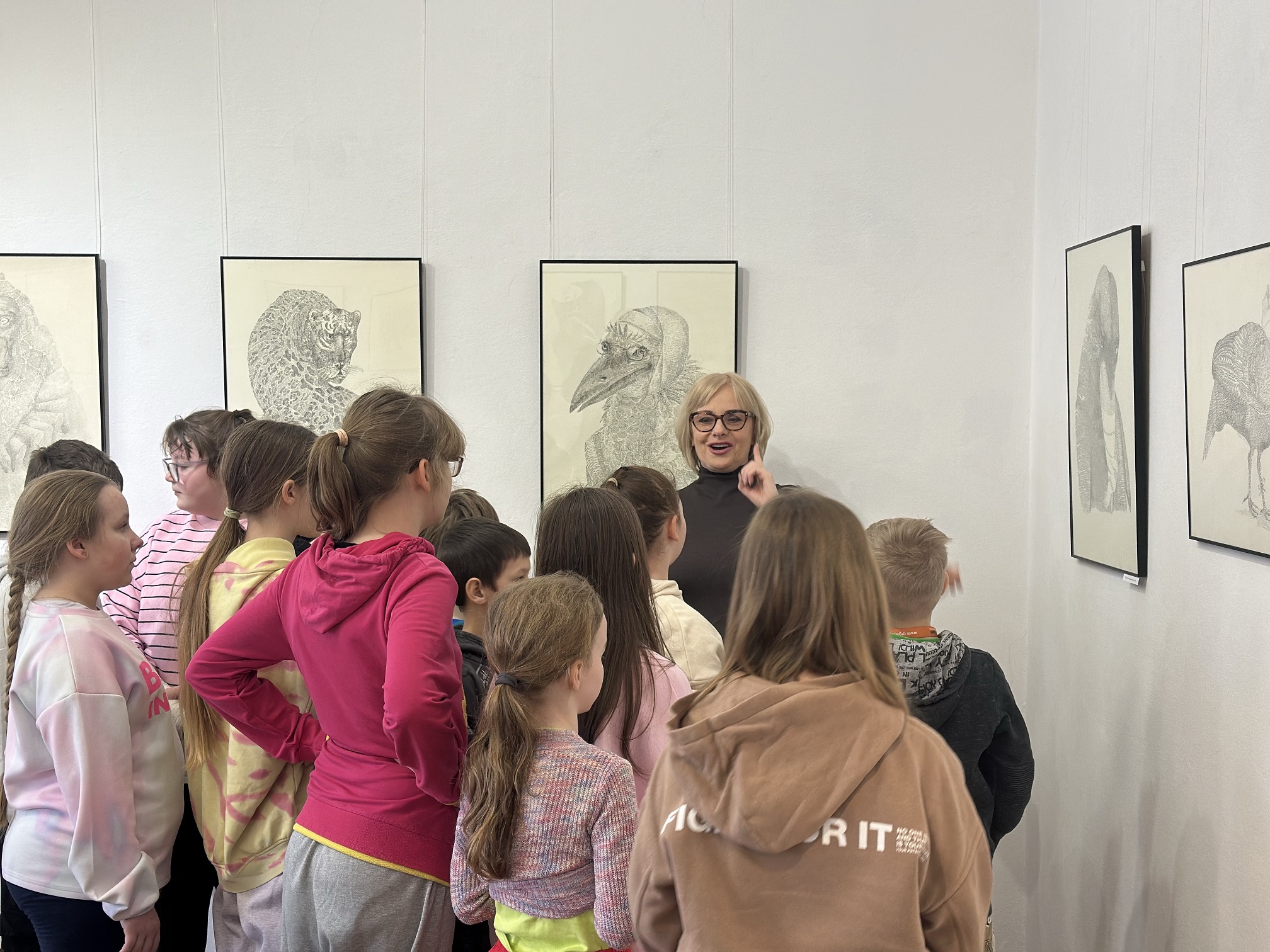 Autorka wystawy, Elżbieta Dudek, poprowadzi warsztaty plastyczne pt. „Między ciszą a linią”.