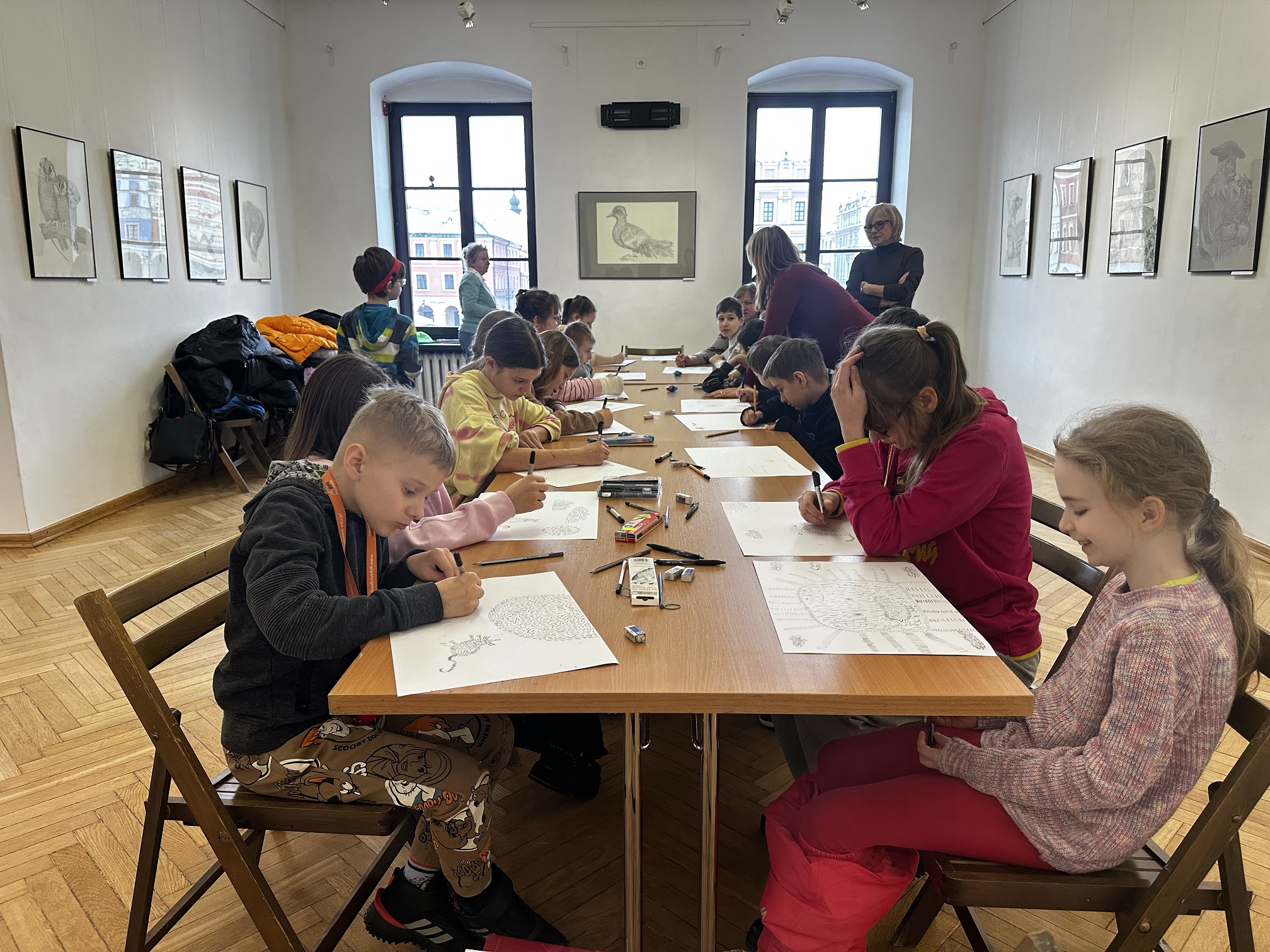 Autorka wystawy, Elżbieta Dudek, poprowadzi warsztaty plastyczne pt. „Między ciszą a linią”.