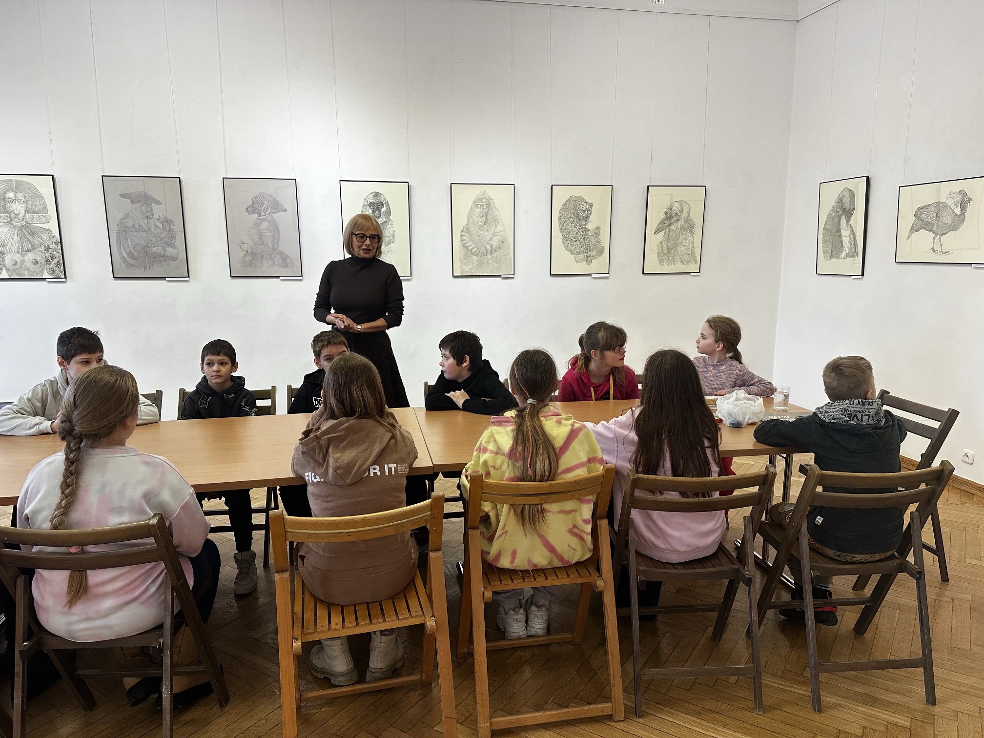 Autorka wystawy, Elżbieta Dudek, poprowadzi warsztaty plastyczne pt. „Między ciszą a linią”.