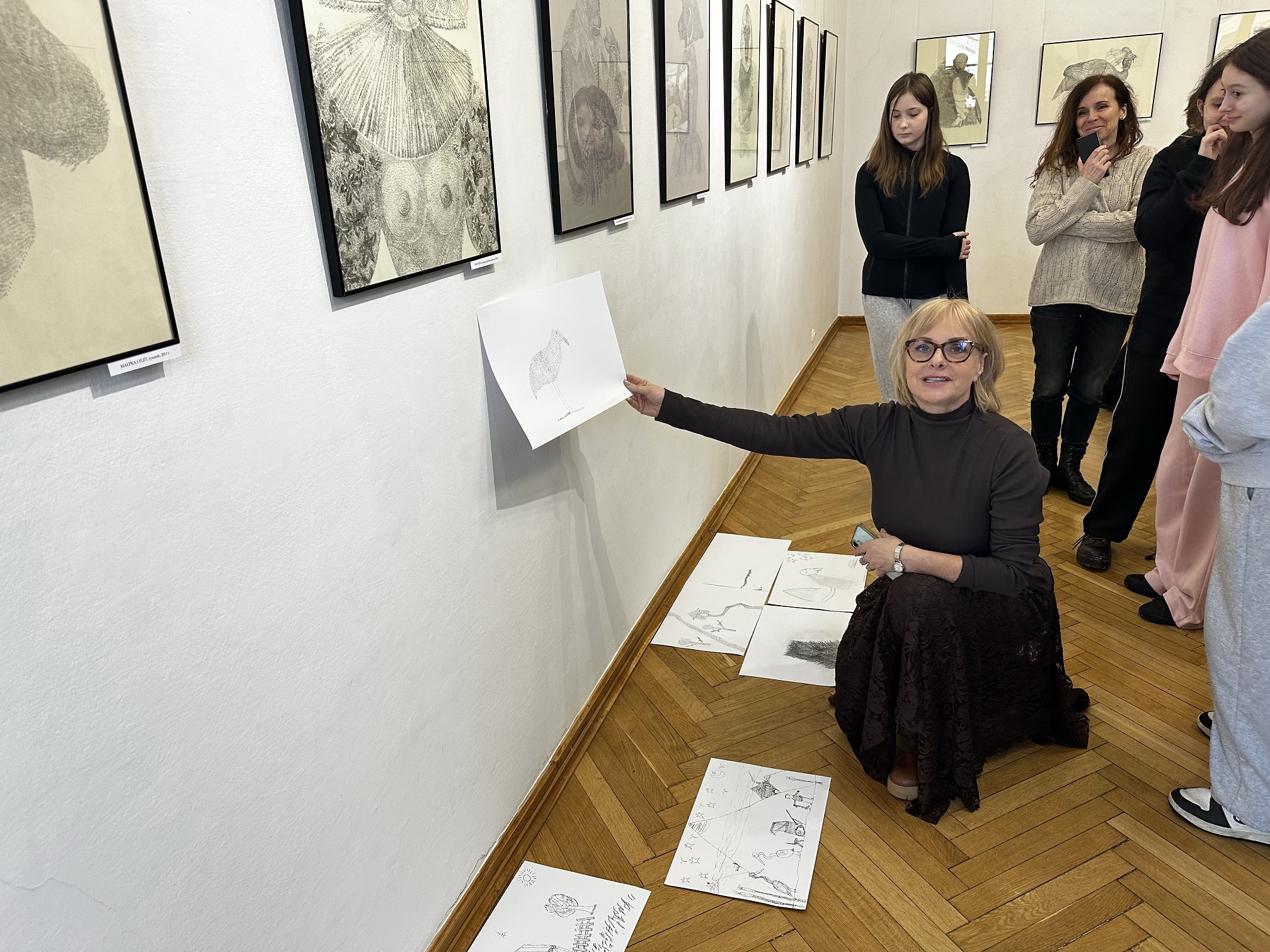 Autorka wystawy, Elżbieta Dudek, poprowadzi warsztaty plastyczne pt. „Między ciszą a linią”.