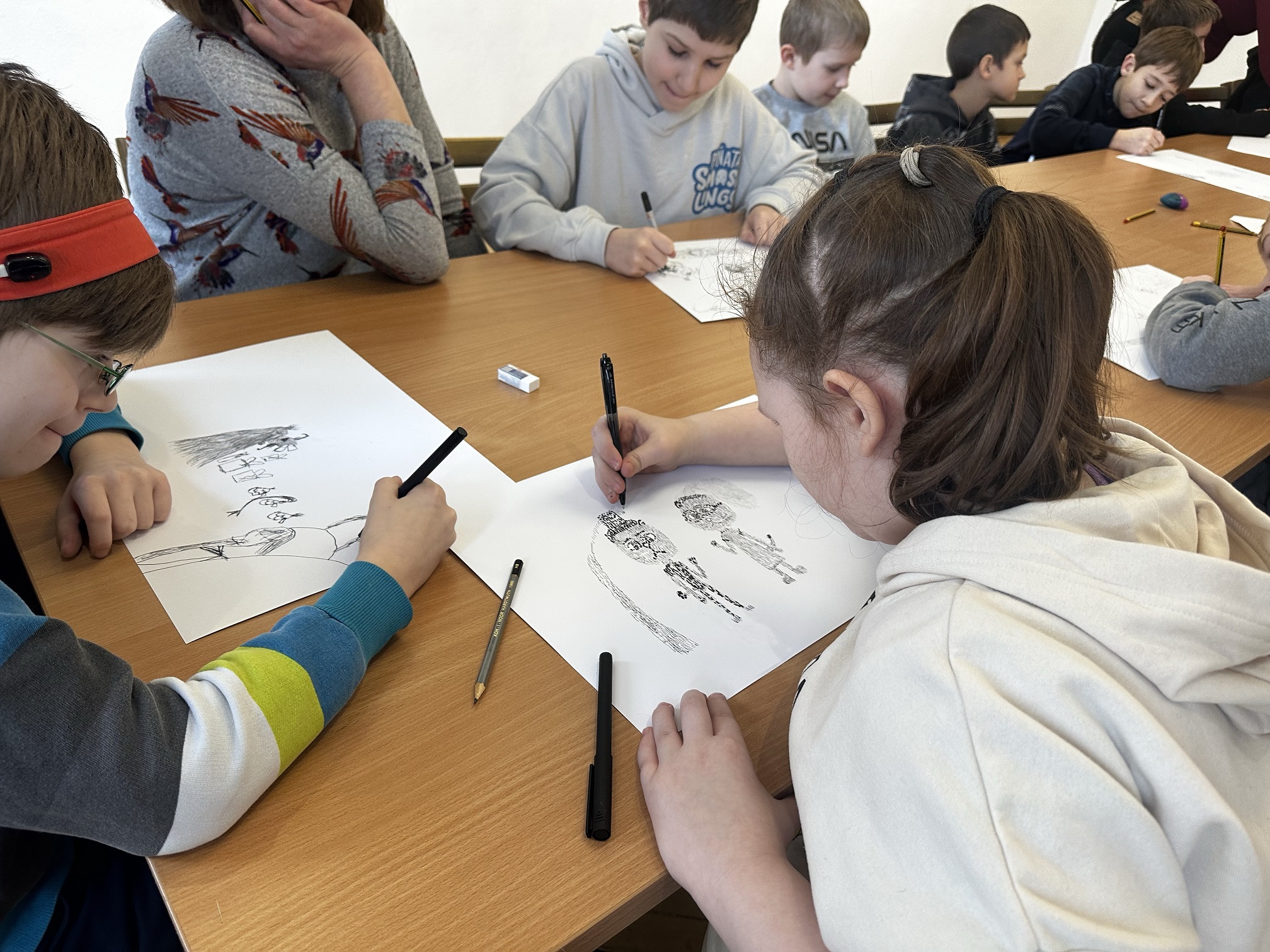 Autorka wystawy, Elżbieta Dudek, poprowadzi warsztaty plastyczne pt. „Między ciszą a linią”.