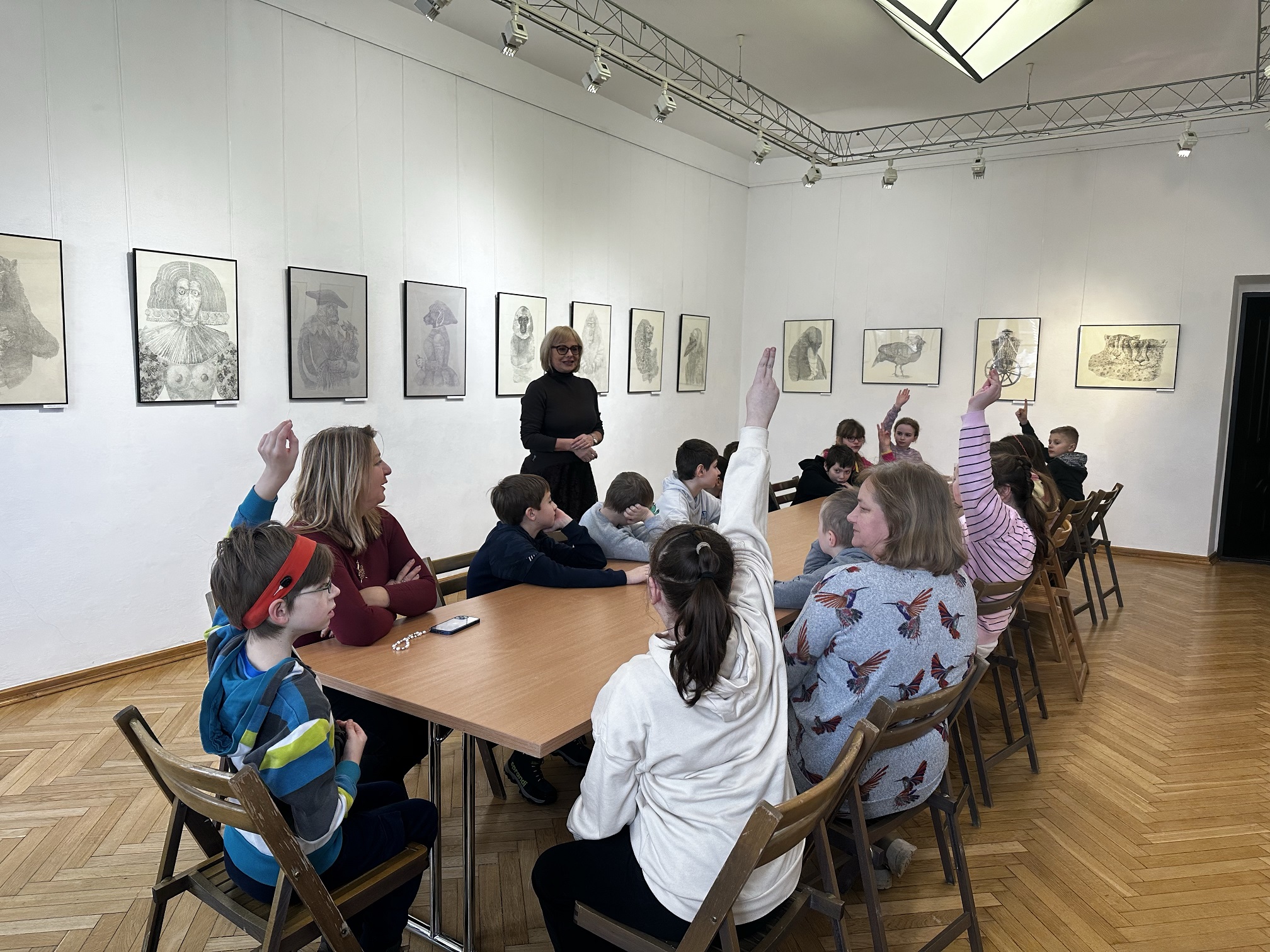 Autorka wystawy, Elżbieta Dudek, poprowadzi warsztaty plastyczne pt. „Między ciszą a linią”.