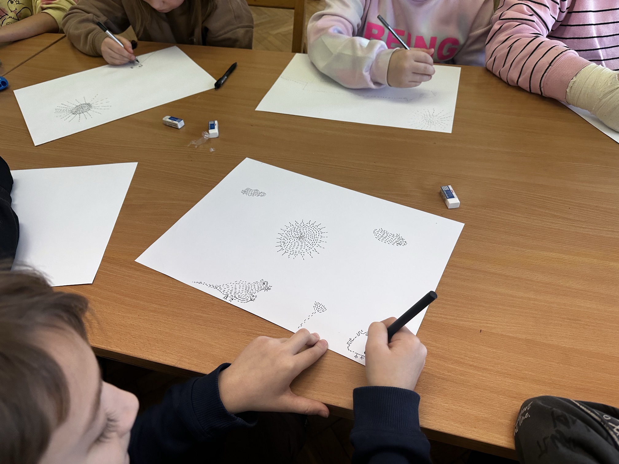 Autorka wystawy, Elżbieta Dudek, poprowadzi warsztaty plastyczne pt. „Między ciszą a linią”.