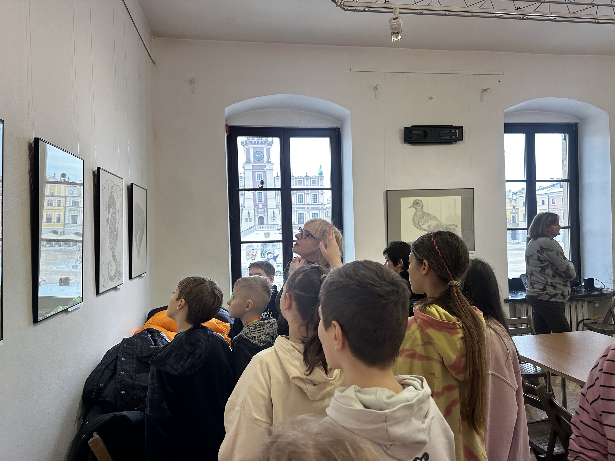 Autorka wystawy, Elżbieta Dudek, poprowadzi warsztaty plastyczne pt. „Między ciszą a linią”.