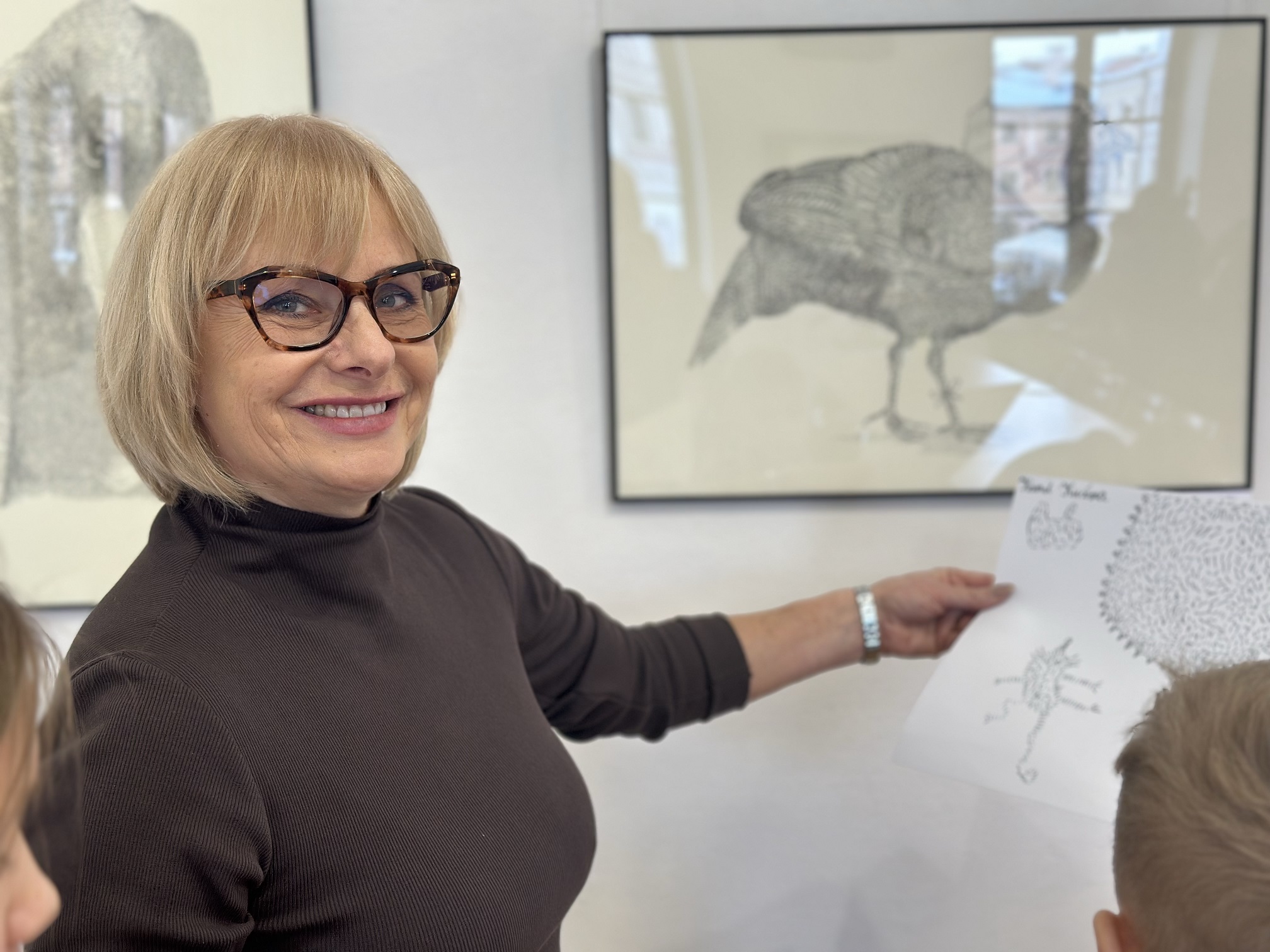 Autorka wystawy, Elżbieta Dudek, poprowadzi warsztaty plastyczne pt. „Między ciszą a linią”.